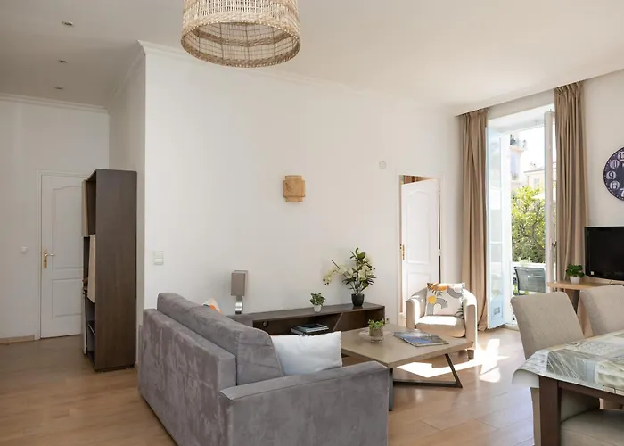 L'orient Palace מנטון